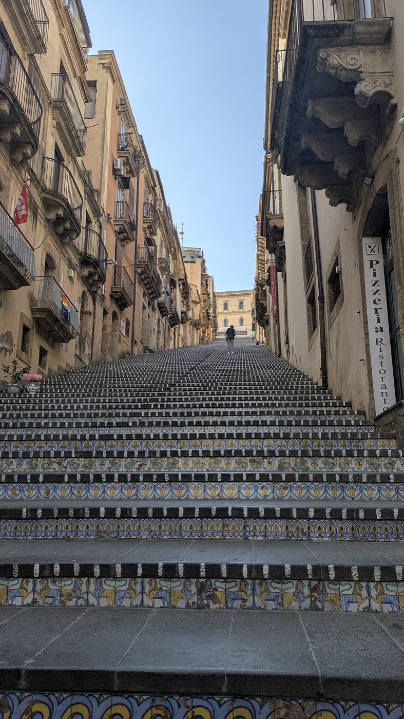 Caltagirone: l'anima cromatica tra argilla e ordito