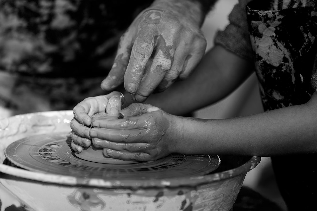Design mediterraneo: l'arte materica tra bottega e mercato globale
