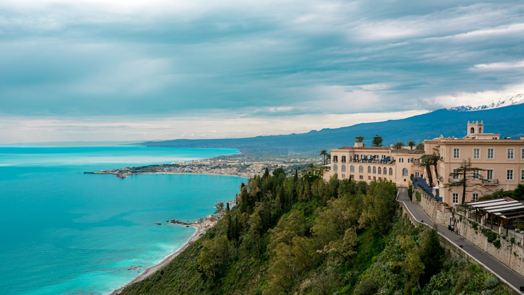 L'elettrico e l'incanto delle vie panoramiche: una ricarica (s)pari?